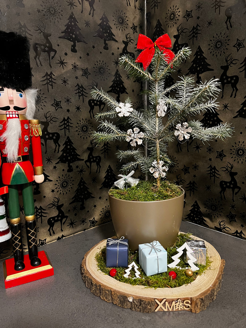 Frosted Pinecone Gift Tree